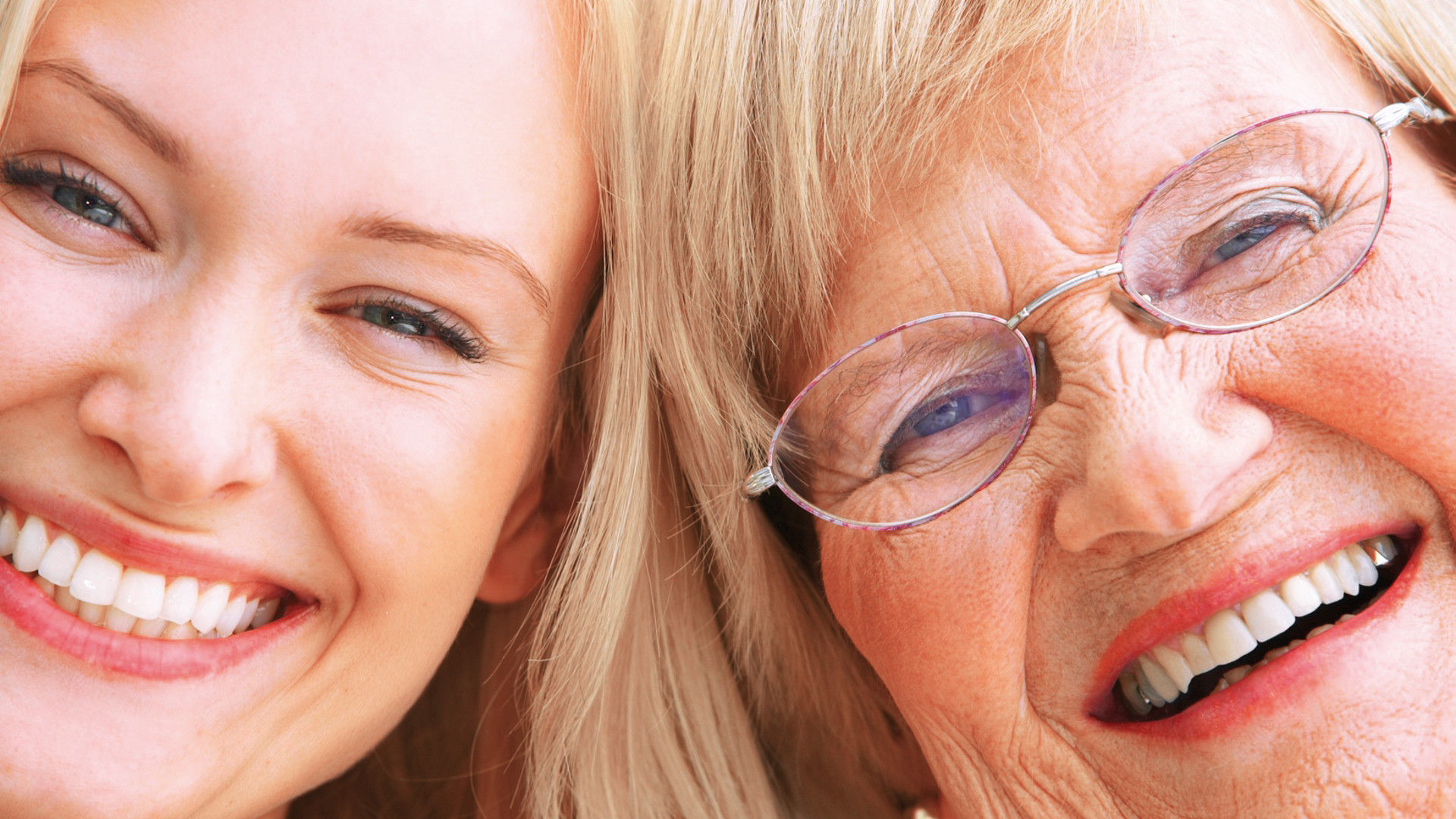 Мама выглядит моложе. Женщины разных возрастов. Пожилая женщина улыбается. Женщина в возрасте с красивыми зубами.